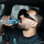 دانلود آهنگ دارم میگازم با یه پورشه دویست تا